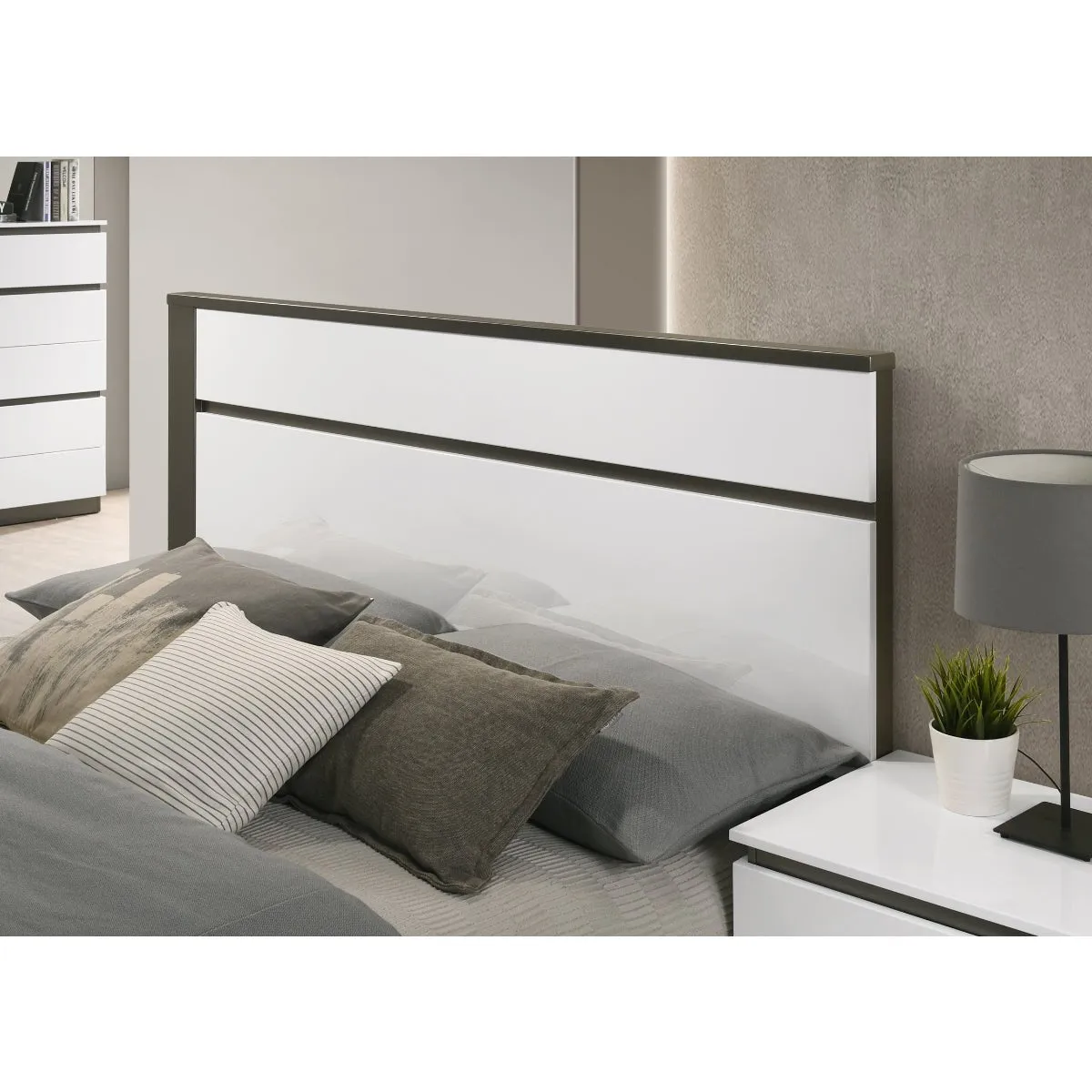 Allister Collection Platform Bed