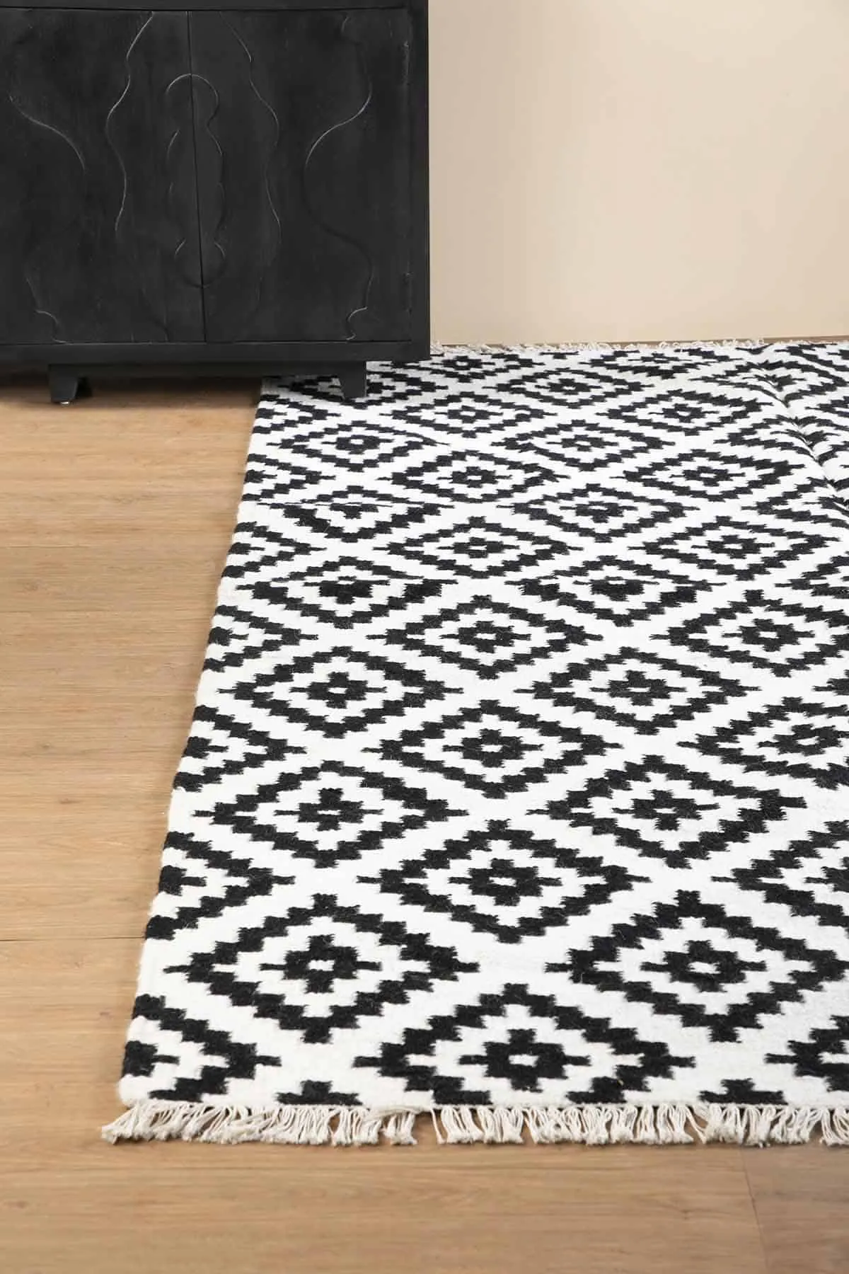 Pixel Cross Woven Rug (Black And White)